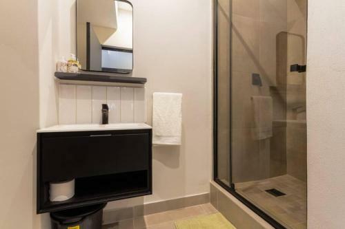 Apartamento Alimama Spaces: The Black Brick Haven