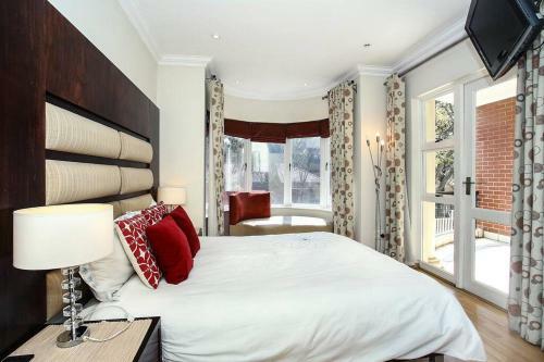 The Melrose Kernick Avenue Apartment