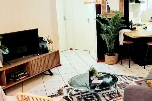 Kami Kukakho: Stunning, Secure 2 Bed Apartment In Bryanston, Sandton