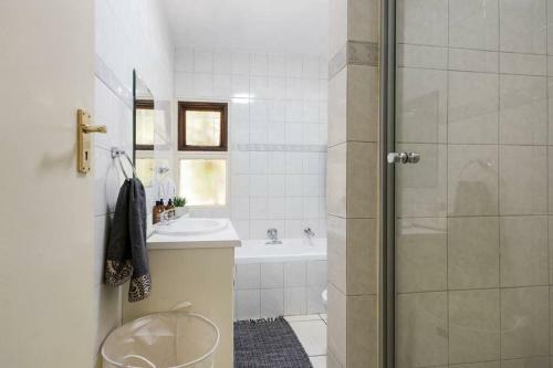 Kami Kukakho: Stunning, Secure 2 Bed Apartment In Bryanston, Sandton