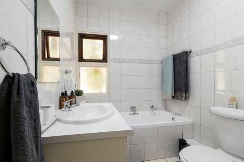Kami Kukakho: Stunning, Secure 2 Bed Apartment In Bryanston, Sandton