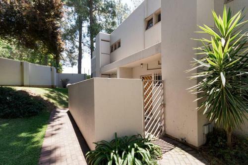Kami Kukakho: Stunning, Secure 2 Bed Apartment In Bryanston, Sandton