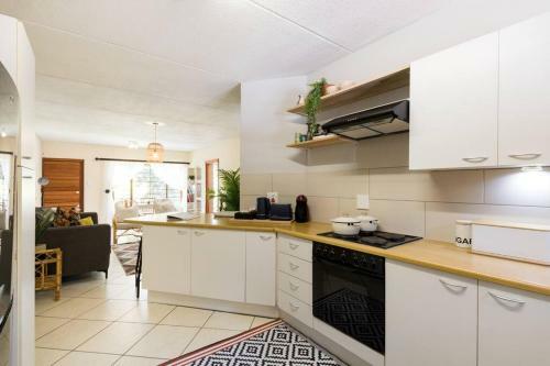Kami Kukakho: Stunning, Secure 2 Bed Apartment In Bryanston, Sandton