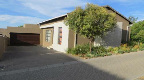 Hostal Zen Self Catering Accommodation In Prestwick, Jackal Creek Golf Estate