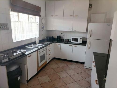 Villa Emmarentia House/group Home For Up To 6 Guests