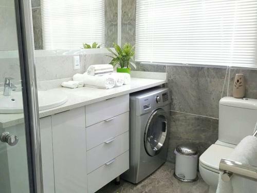 Modern 2-bed Apartment In Sandton. Fast Wifi