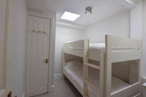 Halwell House - A Spacious Quiet Apartment