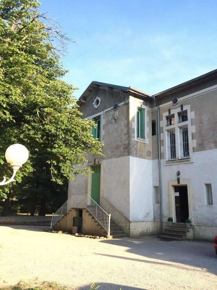 Hostal Le Parc Aux Cedres