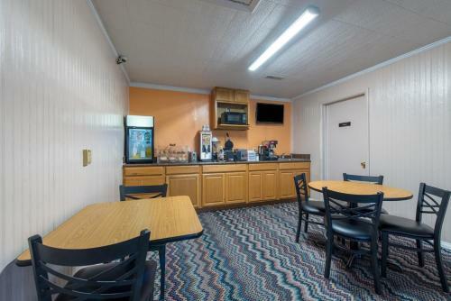 Pinnell Motor Inn Motel