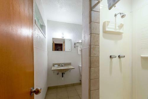 Pinnell Motor Inn Motel