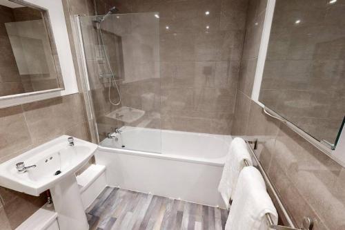 Hu1 Boutique City Apartment- Sleeps 6