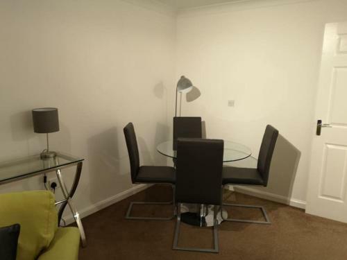 Spacious Modern One Bed Apartment, Town Centre With Parking