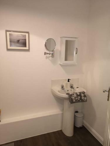 Spacious Modern One Bed Apartment, Town Centre With Parking