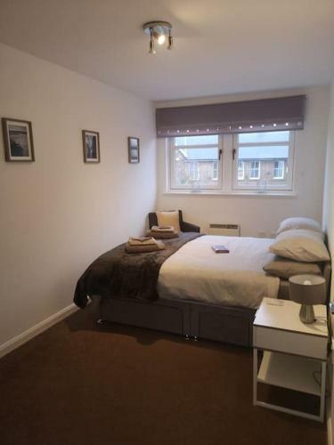 Spacious Modern One Bed Apartment, Town Centre With Parking