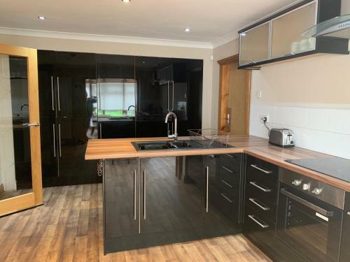 Spacious Luxury Commuting House From The M74 Junction 8