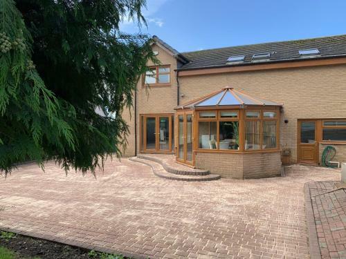 Spacious Luxury Commuting House From The M74 Junction 8