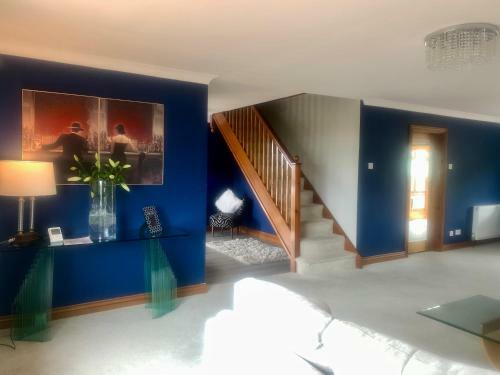Spacious Luxury Commuting House From The M74 Junction 8