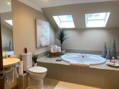 Spacious Luxury Commuting House From The M74 Junction 8
