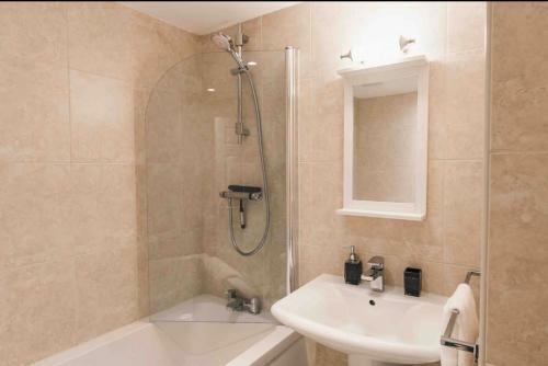 Northum Place - Elegant City Centre Apartment