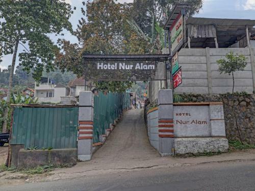 Oyo 90582 Nur Alam Hotel