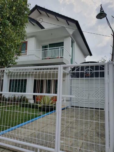 3 Br Villa Astoria Setiabudi Bandung