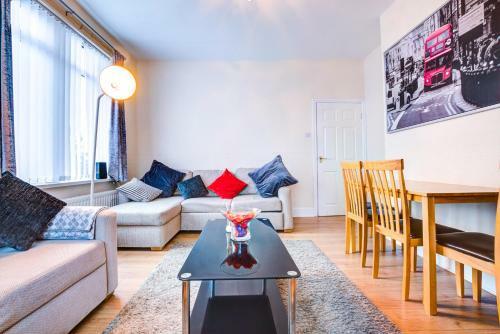 Beautiful 3-bedroom Newcastle Apartment, Sleeps 12