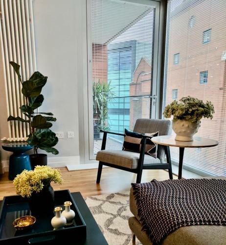 Stylish Highcross 1bed Apartment- Central