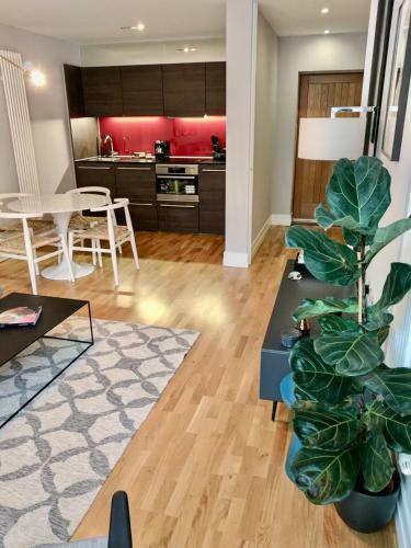 Stylish Highcross 1bed Apartment- Central