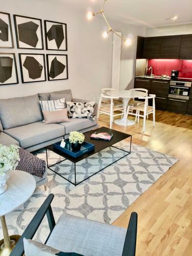 Stylish Highcross 1bed Apartment- Central