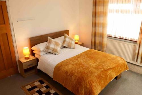 Cheerful 2 Bedroom Residential Home - Free Parking