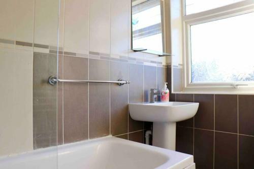 Cheerful 2 Bedroom Residential Home - Free Parking