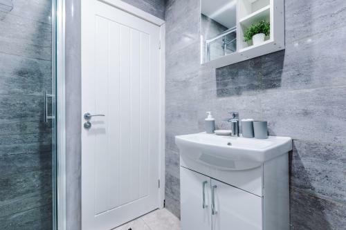 Modern Liverpool Apartment, Entire Flat, Private, Free Wifi & Netflix