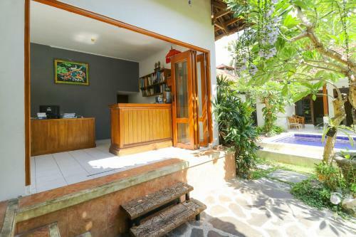 Hostal The Legian Mas Beach Inn