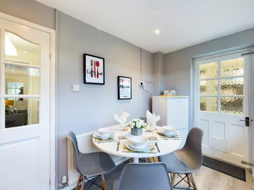 Welsh Country Cottage In Beautiful Village