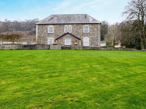 Sannan Court 4 - Uk36391