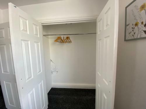 Spacious First Floor 3 Bed Mostyn Street Apartment