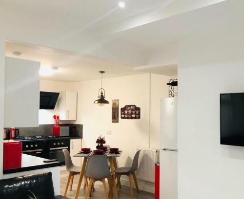 Lush Apartment 5 Bedroom House - Wbr