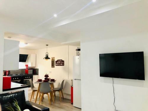Lush Apartment 5 Bedroom House - Wbr