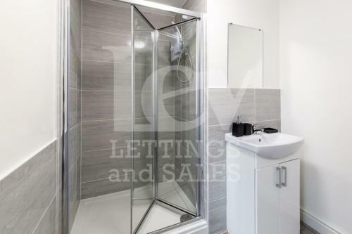 Lush Apartment 5 Bedroom House - Wbr