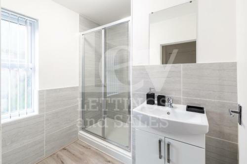 Lush Apartment 5 Bedroom House - Wbr