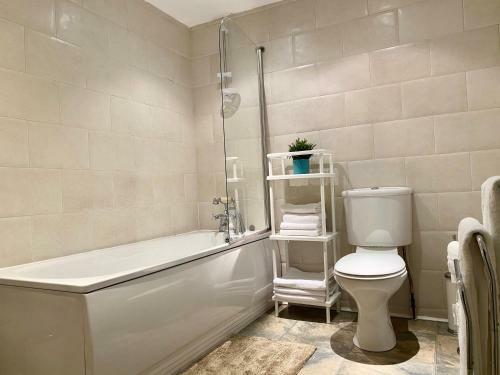 Alpheus Living: Newsham Apartment