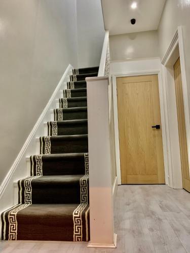 Immaculate Modern Home With Parking - Sleeps 8 -