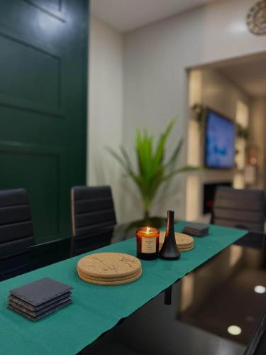 Immaculate Modern Home With Parking - Sleeps 8 -