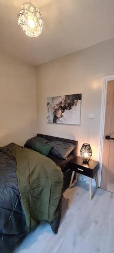 Immaculate Modern Home With Parking - Sleeps 8 -