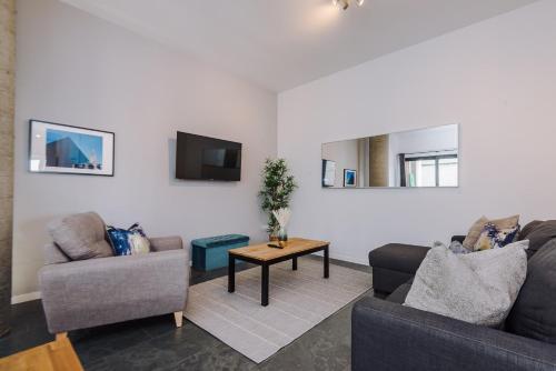 Beautiful 2 Bed Apartment - Super Central - Recently Renovated - Sleeps 8