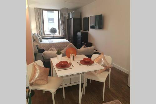 Beautiful Central City Centre Studio Apartment