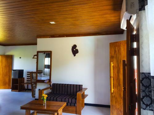 Eco Hotel Black & White - Anuradhapura