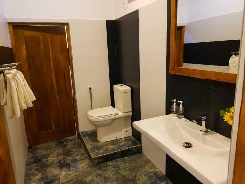 Eco Hotel Black & White - Anuradhapura