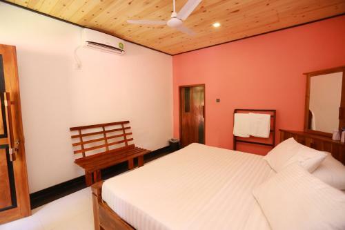 Eco Hotel Black & White - Anuradhapura