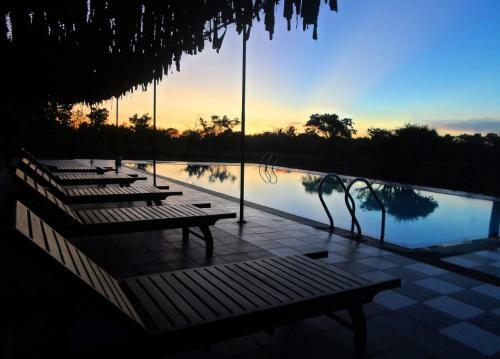 Eco Hotel Black & White - Anuradhapura
